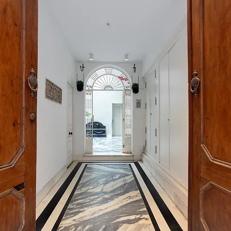 Genteel Plaza De Espana Apartment